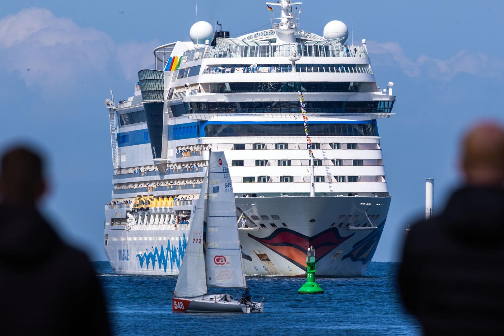 "Aidasol" beim Einlaufen in Rostock: Das Schiff startet am 22.5. in Kiel zur ersten Kreuzfahrt 2021.