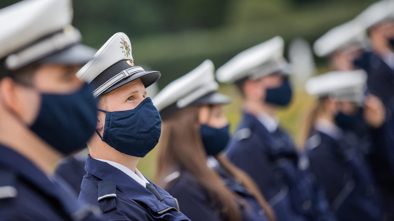 Polizisten in NRW: Sie erhalten künftig Hunderttausende Masken von Modefirma van Laack.