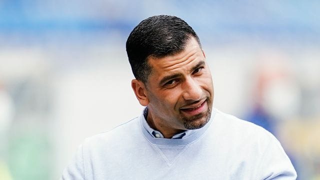 Ist trotz Abstieg zuversichtlich: Schalke-Coach Dimitrios Grammozis.