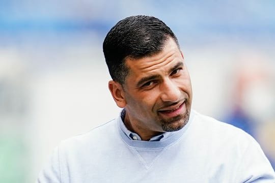 Ist trotz Abstieg zuversichtlich: Schalke-Coach Dimitrios Grammozis.