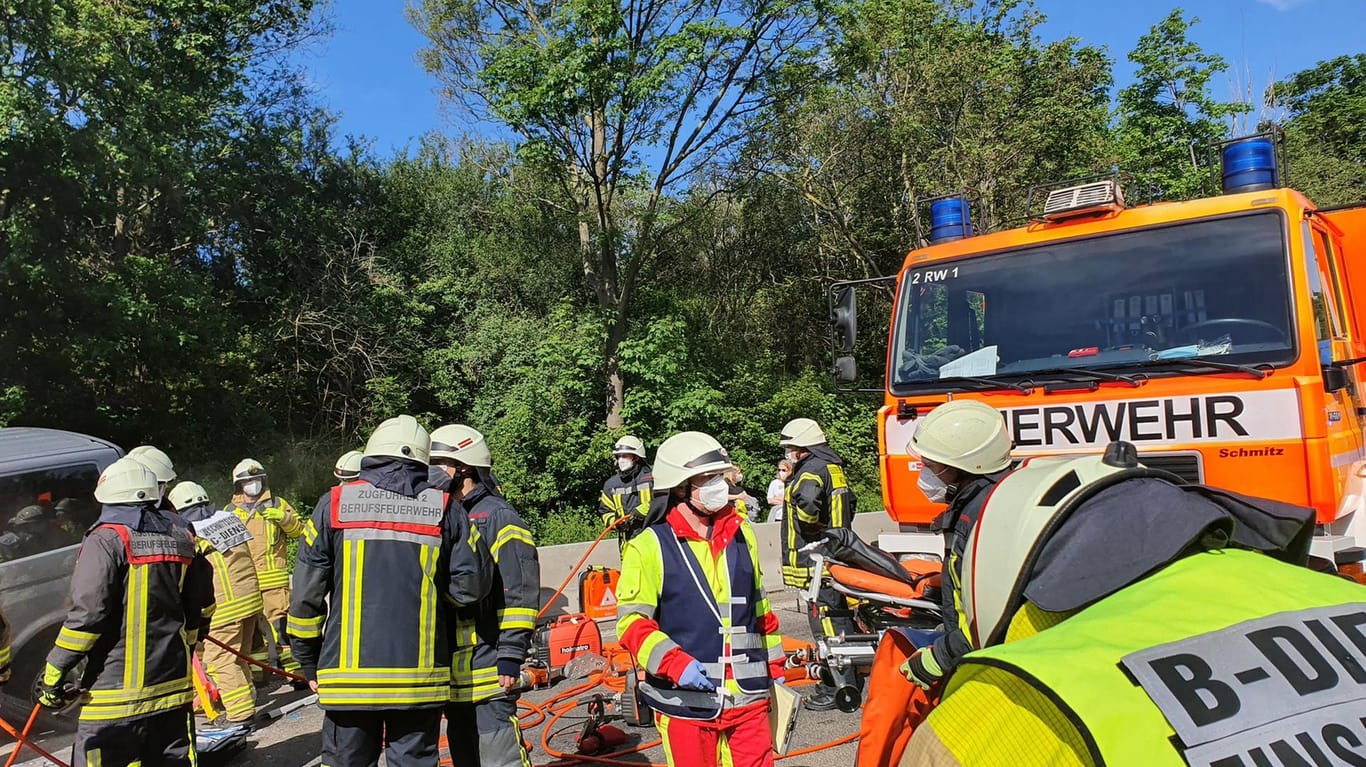Rettungs- und Bergungskräfte vor Ort: Auf der A555 gab es einen schweren Unfall.