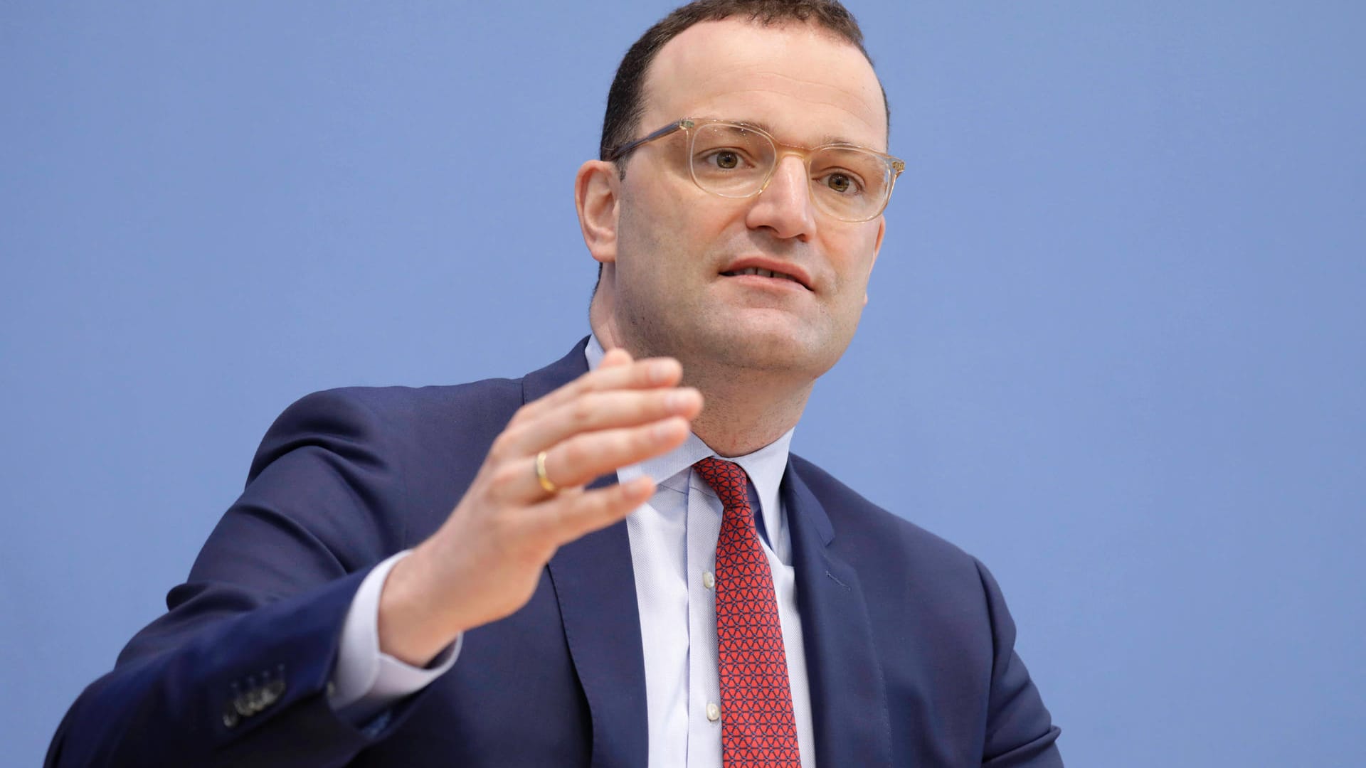 Gesundheitsminister Jens Spahn: Wenn bei einer Inzidenz unter 100 geöffnet werde, solle dies zuerst im Außenbereich geschehen.