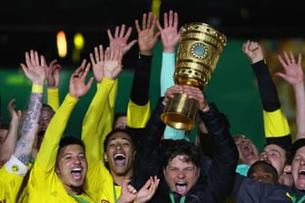 BVB-Coach Edin Terzic streckt den DFB-Pokal in den Berliner Nachthimmel.