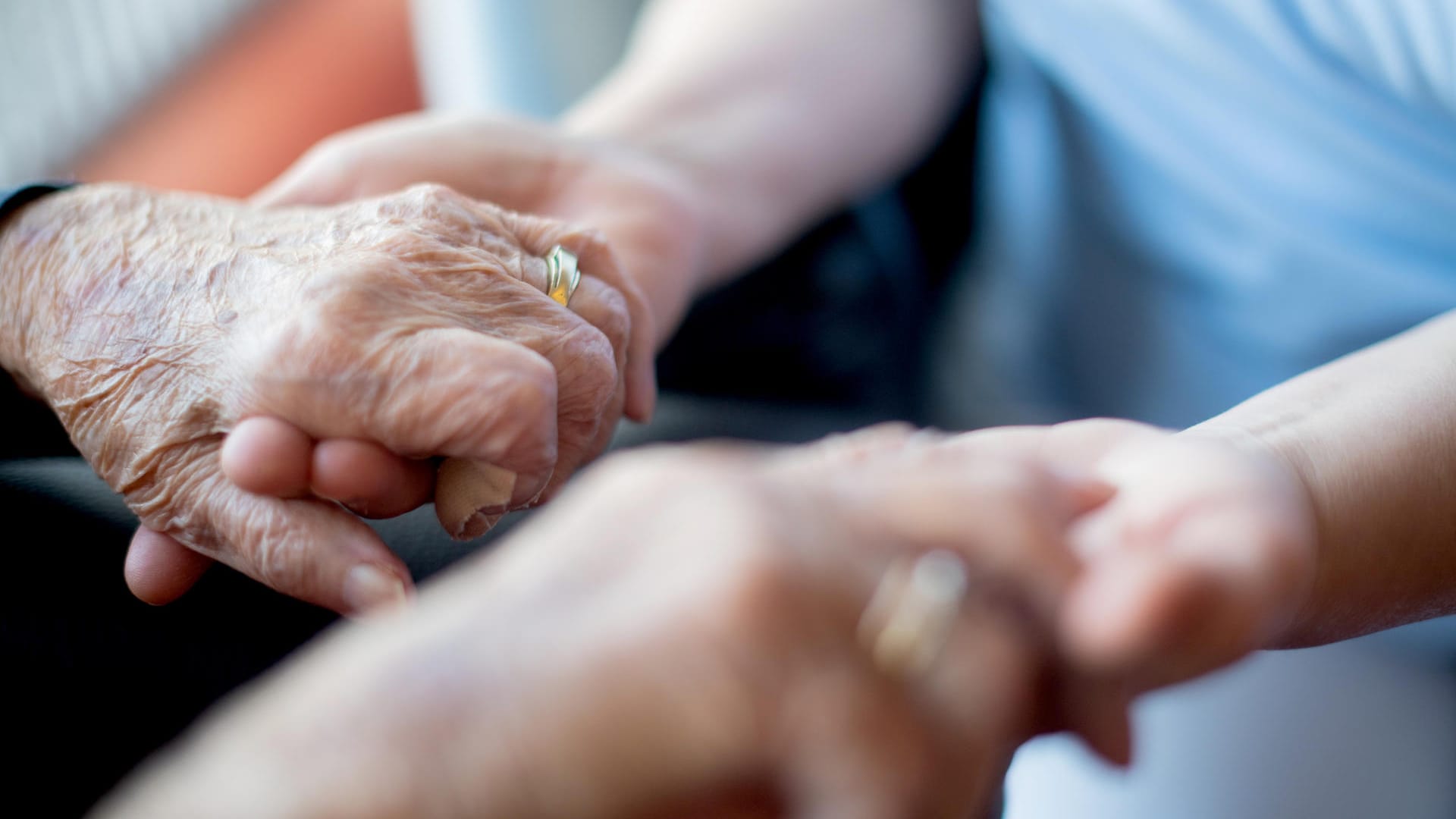 Alzheimer: Beim Gespräch mit Erkrankten sollten Angehörige langsam und deutlich sprechen.