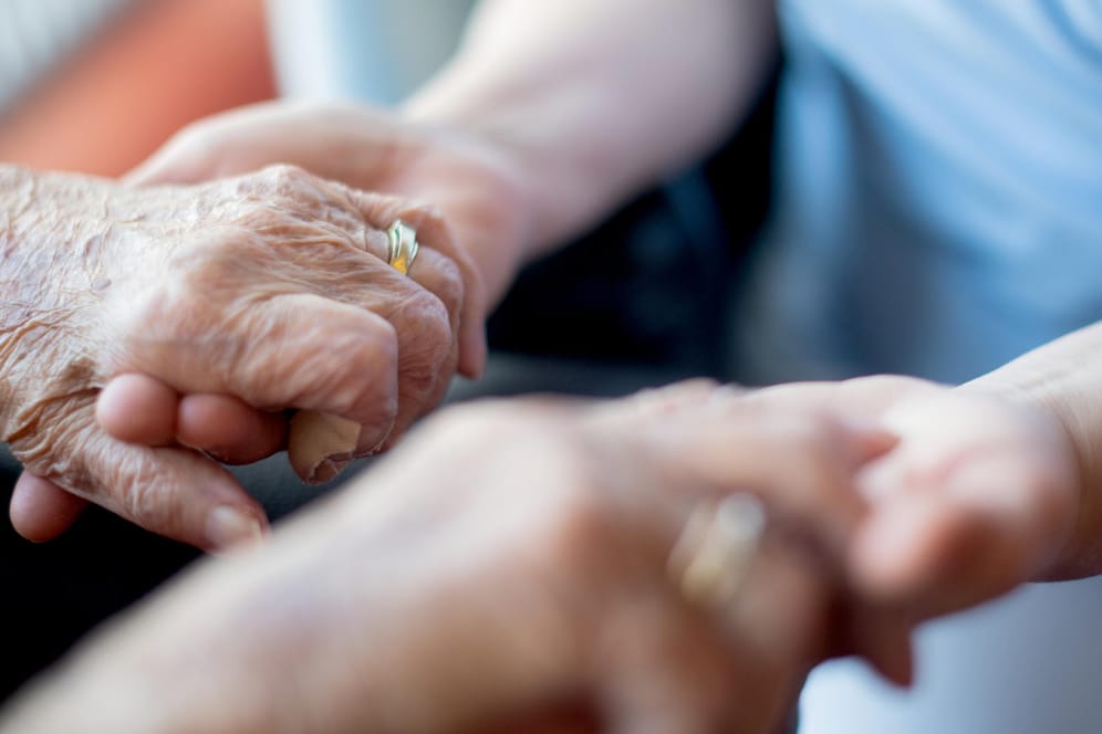 Alzheimer: Beim Gespräch mit Erkrankten sollten Angehörige langsam und deutlich sprechen.
