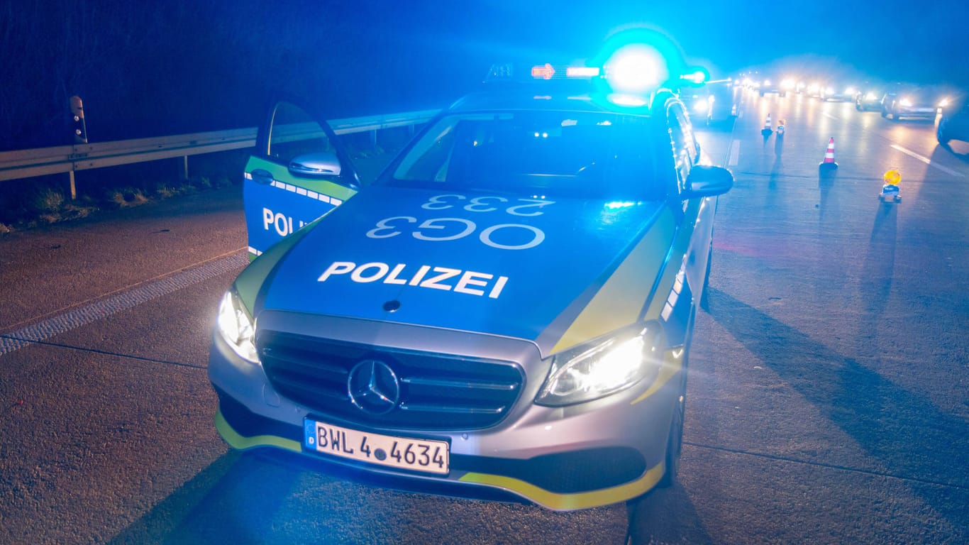 Ein Polizeiauto auf der Autobahn (Symbolbild): In Karlsruhe suchen Beamte einen mutmaßliches Unfallopfer.