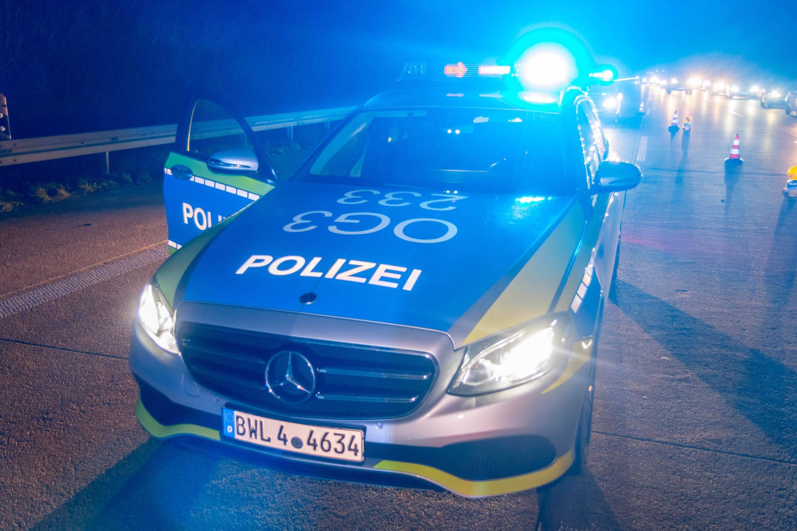 Ein Polizeiauto auf der Autobahn (Symbolbild): In Karlsruhe suchen Beamte einen mutmaßliches Unfallopfer.