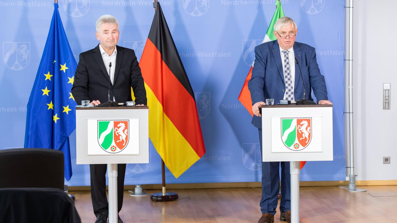 Karl-Josef Laumann (r.) und Andreas Pinkwart sprechen während einer Pressekonferenz (Archivbild): NRW kann sich Hoffnung auf Öffnungen machen.