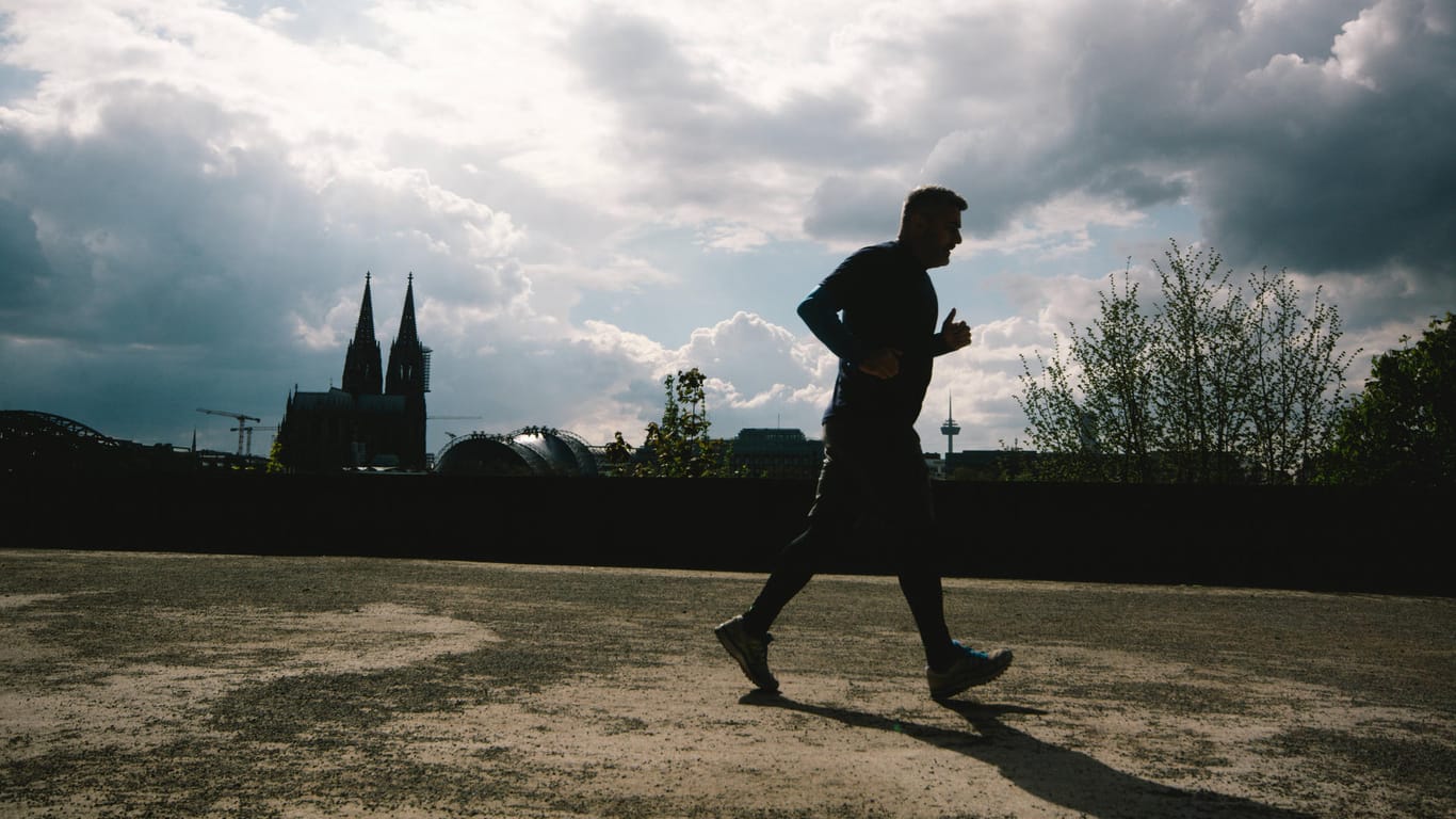 Ein Mann läuft vor dem Kölner Dom (Symbolbild): Die meisten Kölner hielten sich an Himmelfahrt an die Corona-Regeln.