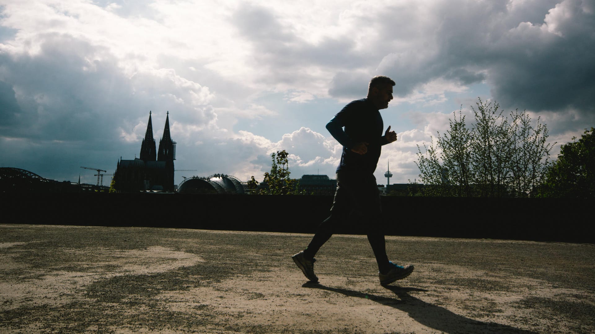 Ein Mann läuft vor dem Kölner Dom (Symbolbild): Die meisten Kölner hielten sich an Himmelfahrt an die Corona-Regeln. Ein Mann läuft vor dem Kölner Dom (Symbolbild): Die meisten Kölner hielten sich an Himmelfahrt an die Corona-Regeln.