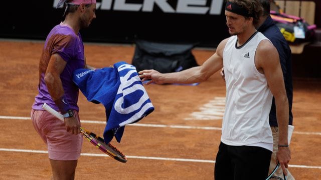 Musste sich in Rom Rafael Nadal (l) geschlagen geben: Alexander Zverev.