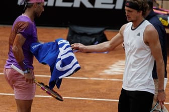 Musste sich in Rom Rafael Nadal (l) geschlagen geben: Alexander Zverev.