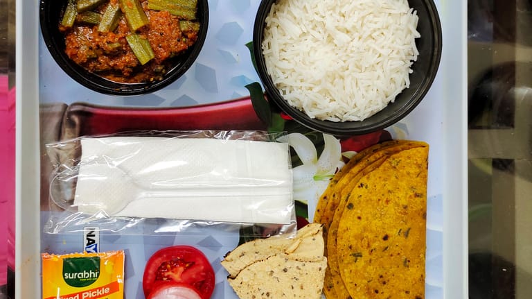 Eine Gratis-Mahlzeit des Geschäftsmannes Rajiv Singal: Gemeinsam mit seinem Team verteilt er das Essen täglich an Corona-Kranke und Menschen in Quarantäne.