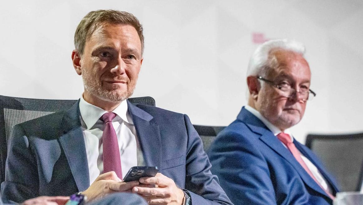 FDP-Chef Lindner und sein Vize Kubicki beim Parteitag: Beide geben ehrgeizige Wahlziele für ihre Partei aus.