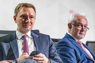 FDP-Chef Lindner und sein Vize Kubicki beim Parteitag: Beide geben ehrgeizige Wahlziele für ihre Partei aus.