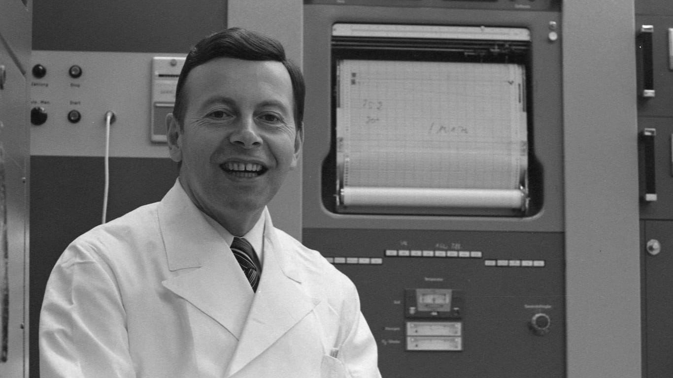 Wildor Hollmann im Labor seines Instituts im Jahr 1977 (Archivbild): Der Professor an der Deutschen Sporthochschule in Köln ist nun nach einer Infektion mit dem Coronavirus gestorben.