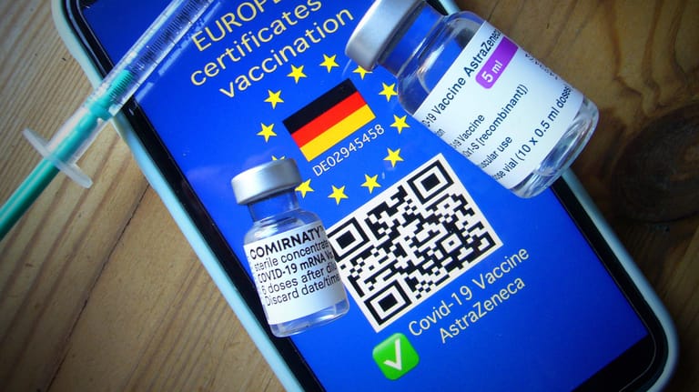 Der digitale Impfnachweis lässt weiter auf sich warten: Das bayerische Gesundheitsministerium fordert weiter eine einheitliche Lösung (Symbolfoto).