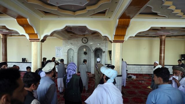 Bei einem Anschlag auf eine Moschee nördlich von Kabul sind mindestens zwölf Menschen getötet worden. Bei einem Anschlag auf eine Moschee nördlich von Kabul sind mindestens zwölf Menschen getötet worden.
