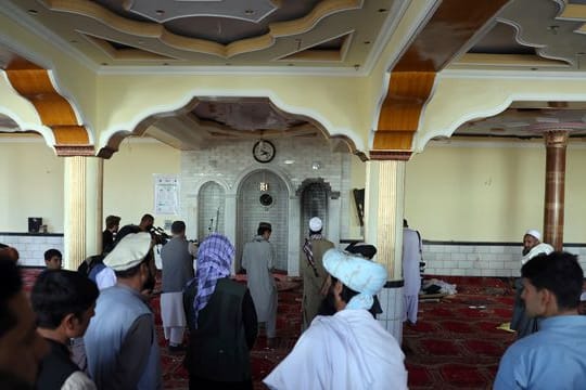 Bei einem Anschlag auf eine Moschee nördlich von Kabul sind mindestens zwölf Menschen getötet worden.