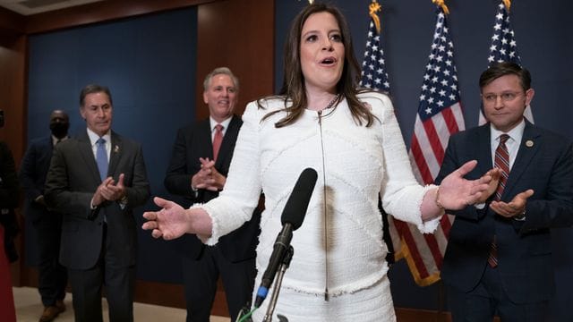 Elise Stefanik löst die Trump-Kritikerin Liz Cheney in der Fraktionsführung der Republikaner im US-Abgeordnetenhaus ab. Elise Stefanik löst die Trump-Kritikerin Liz Cheney in der Fraktionsführung der Republikaner im US-Abgeordnetenhaus ab.