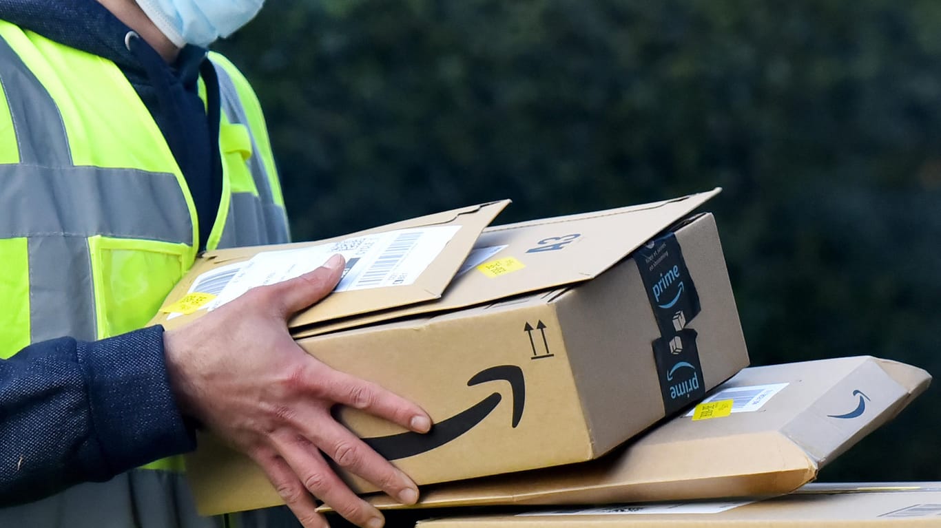 Ein Amazon-Zusteller bei der Auslieferung: Für das boomende Geschäft braucht Amazon mehr Mitarbeiter – für Geimpfte gibt es in den USA einen Bonus.