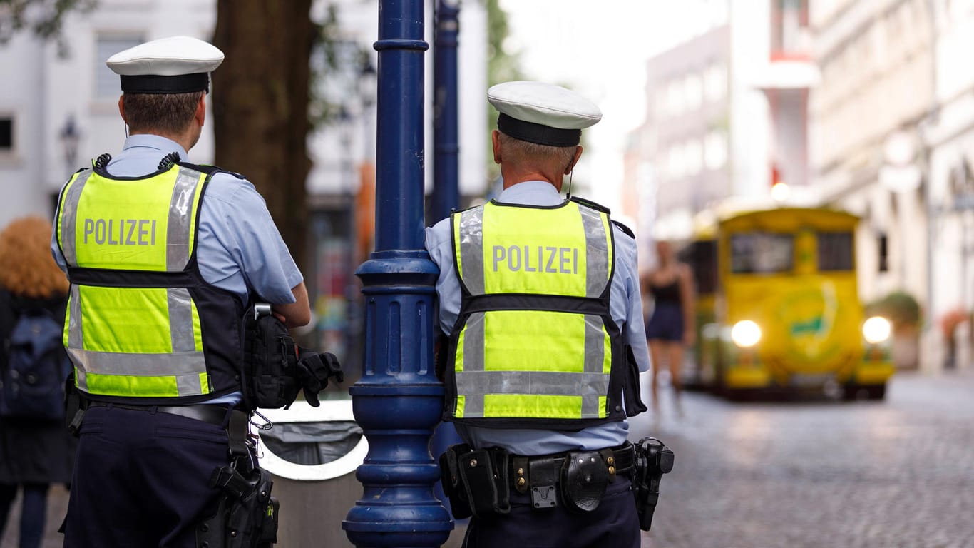 Eine Polizeistreife in der Kölner Altstadt (Symbolbild): In Köln sind Polizisten bei mehreren Einsätzen verletzt worden.