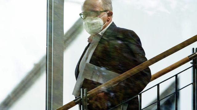 DFB-Präsident Fritz Keller auf dem Weg zur Verhandlung.