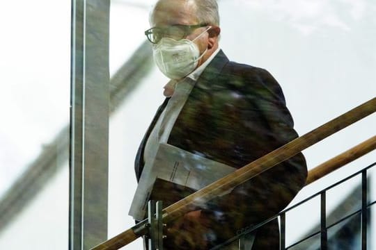 DFB-Präsident Fritz Keller auf dem Weg zur Verhandlung.