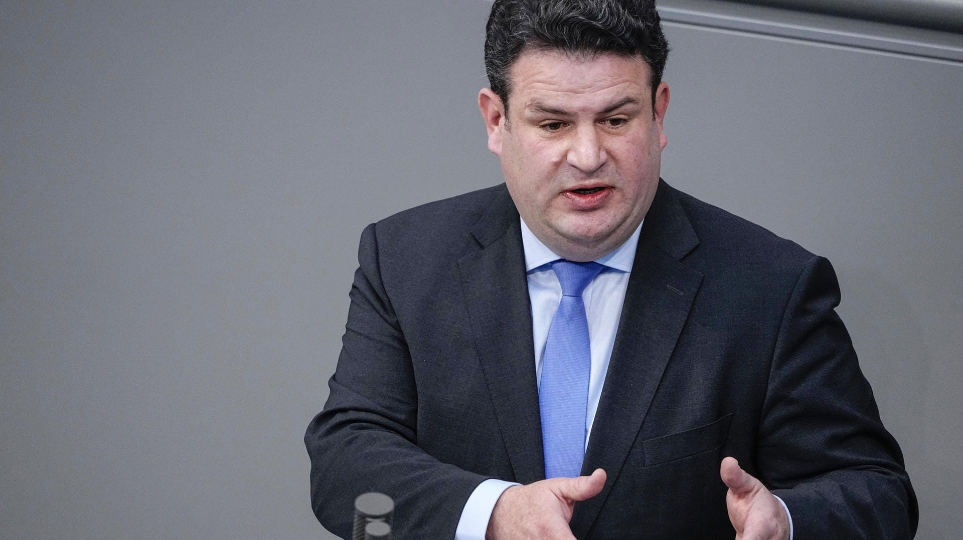 Bundesarbeitsminister Hubertus Heil (Archivbild): Der SPD-Politiker möchte, dass der Staat Unternehmen bei der Kurzarbeit bis Jahresende weiter unterstützt. Bundesarbeitsminister Hubertus Heil (Archivbild): Der SPD-Politiker möchte, dass der Staat Unternehmen bei der Kurzarbeit bis Jahresende weiter unterstützt.