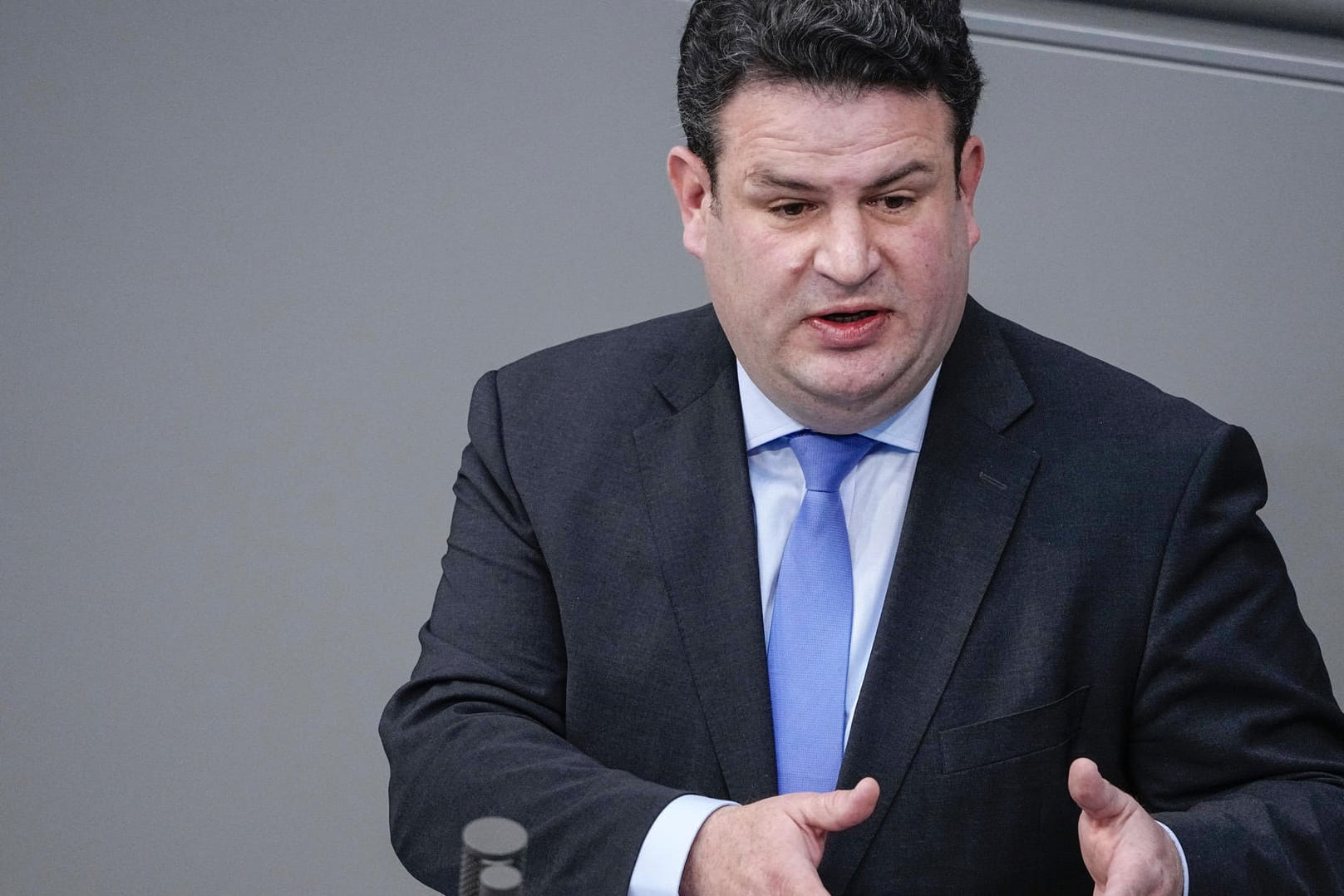 Bundesarbeitsminister Hubertus Heil (Archivbild): Der SPD-Politiker möchte, dass der Staat Unternehmen bei der Kurzarbeit bis Jahresende weiter unterstützt. Bundesarbeitsminister Hubertus Heil (Archivbild): Der SPD-Politiker möchte, dass der Staat Unternehmen bei der Kurzarbeit bis Jahresende weiter unterstützt.