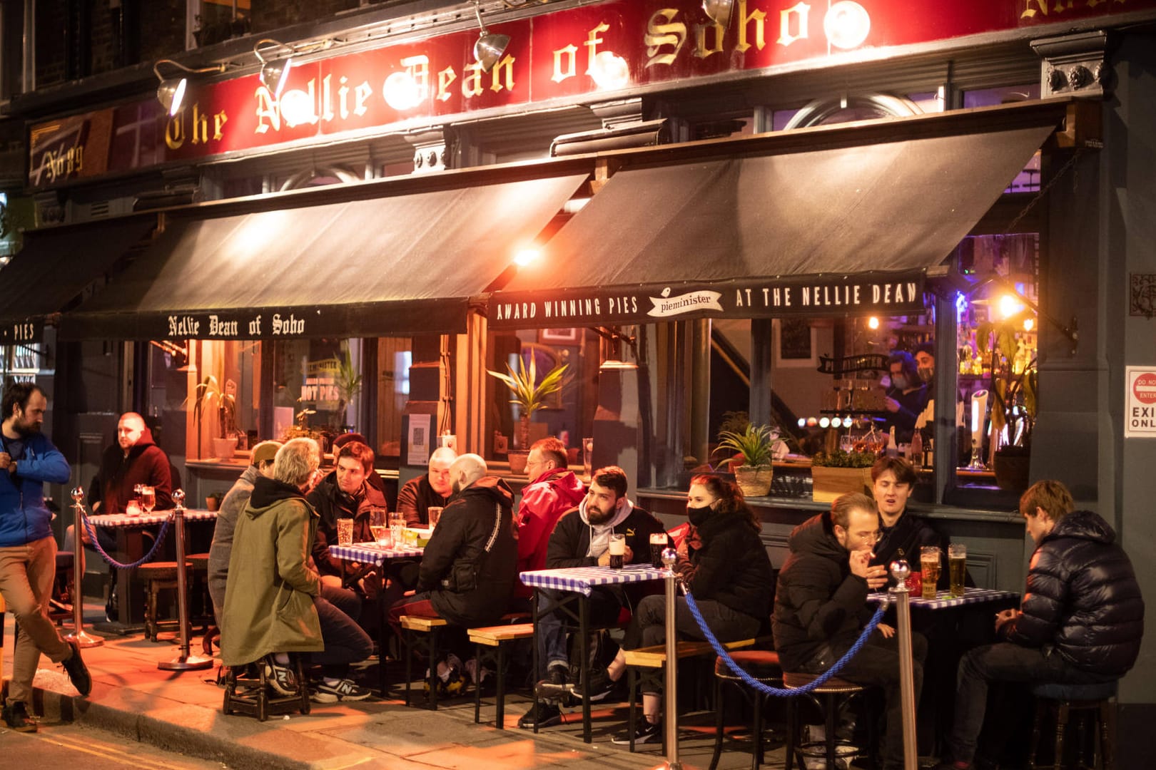 Ein Pub mit geöffnetem Außenbereich in London: Auf der Insel sind die Infektionszahlen niedrig, allerdings verbreitet sich die indische Mutation in einzelnen Regionen.