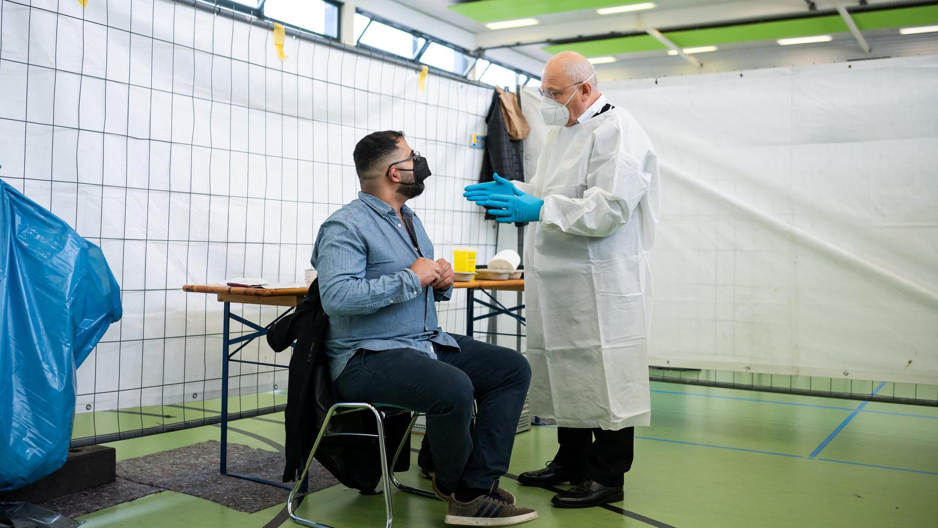 Ali Ibrahim (l.) aus Neukölln lässt sich von Dr. Fatmir Dalladaku mit dem Impfstoff von Johnson & Johnson gegen Corona impfen: Bei dem Impfstoff reicht eine einmalige Dosis.