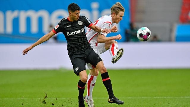 Leverkusens Exequiel Palacios (l) hat sich verletzt.