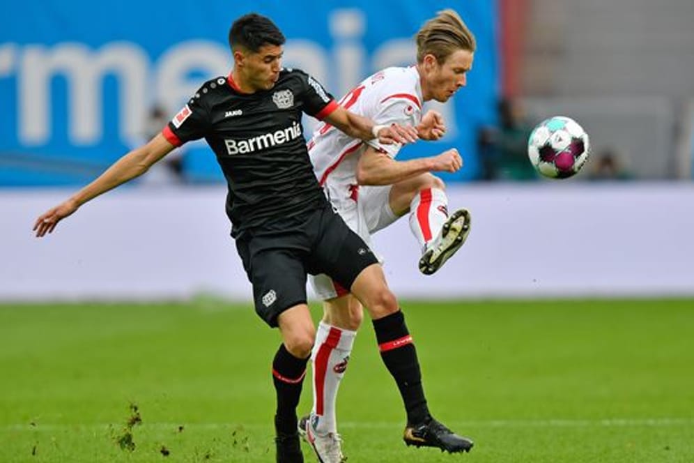 Leverkusens Exequiel Palacios (l) hat sich verletzt.