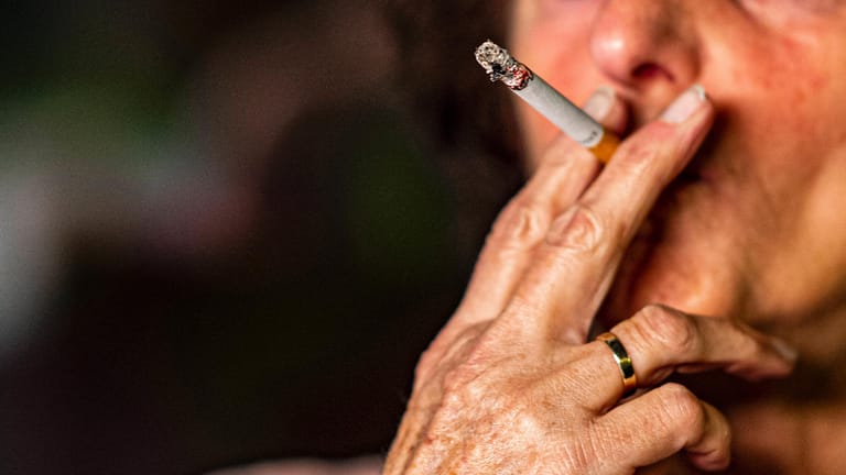 Eine Frau raucht (Symbolbild): Die Tabaksteuer soll reformiert werden.