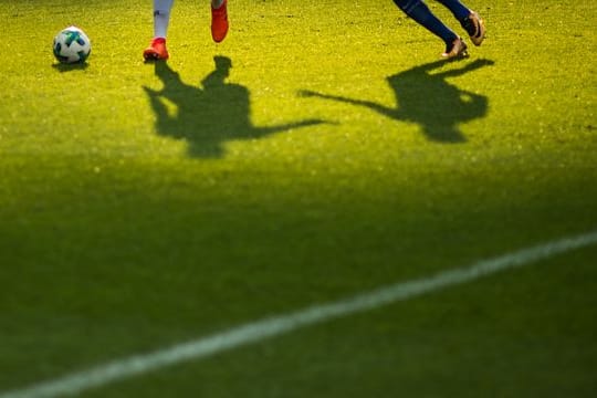Angehörige der Bayern-Profis müssen das Trainingslager des deutschen Meisters in Grassau wieder verlassen.