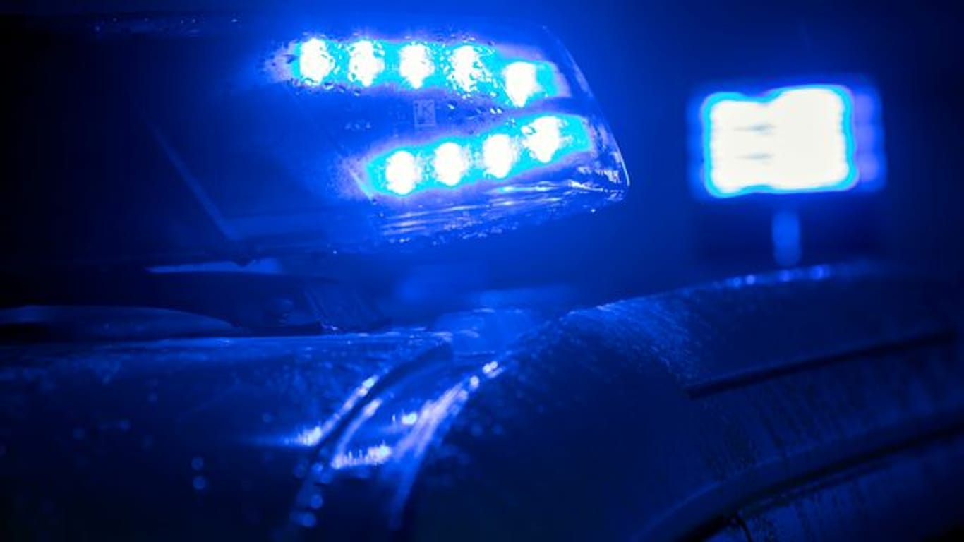 Blaulicht auf einem Polizeiwagen: Bei einer Polizeikontrolle haben Ermittler in Rostock einen LKW-Fahrer mit sehr hohem Alkoholwert angehalten (Symbolfoto).