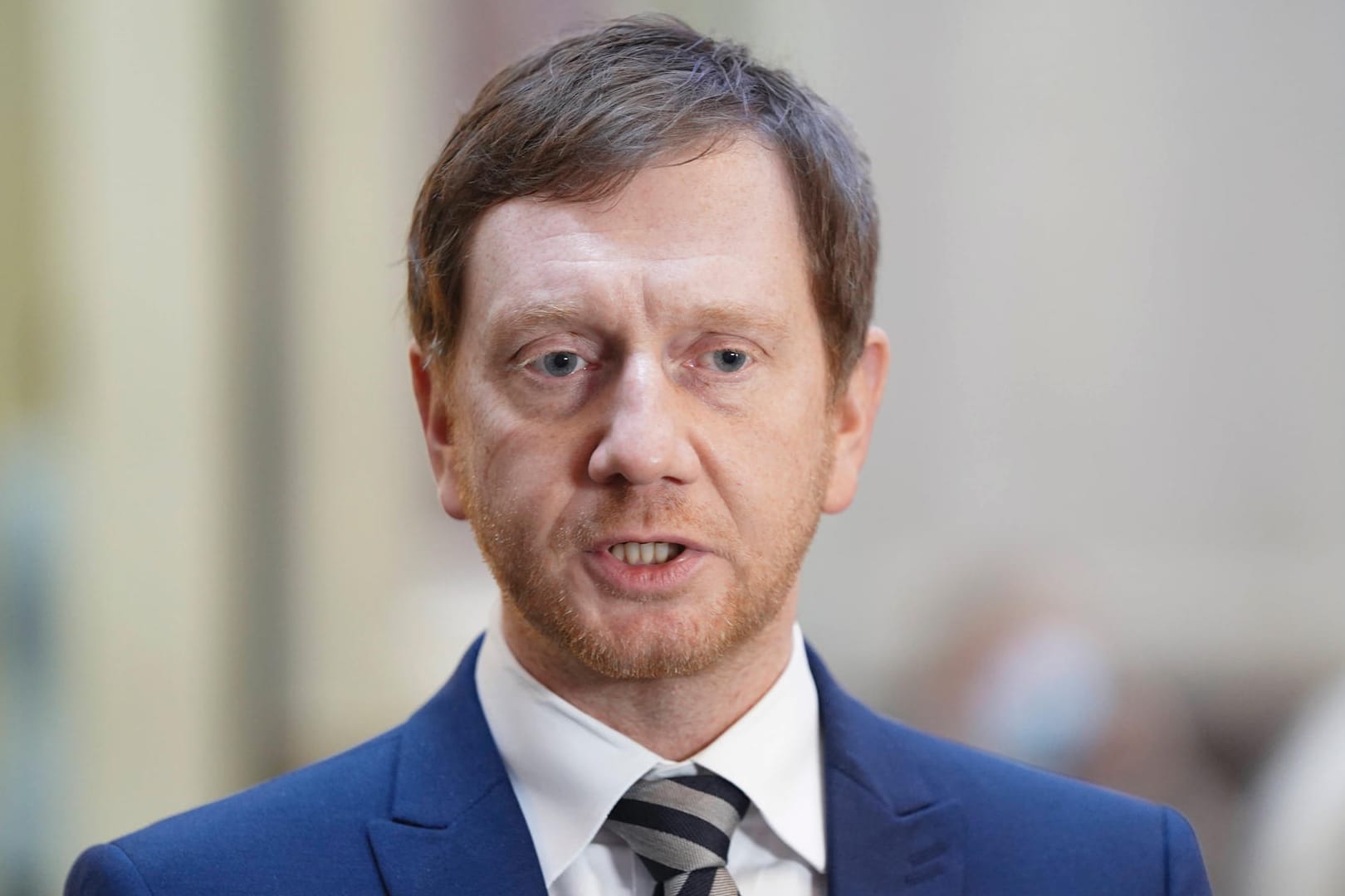 Sachsens Ministerpräsident Michael Kretschmer (Archivbild) wettert gegen die Maßnahem der Notbremse.