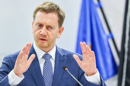 Michael Kretschmer (CDU), Ministerpräsident von Sachsen, bei in einer Pressekonferenz.
