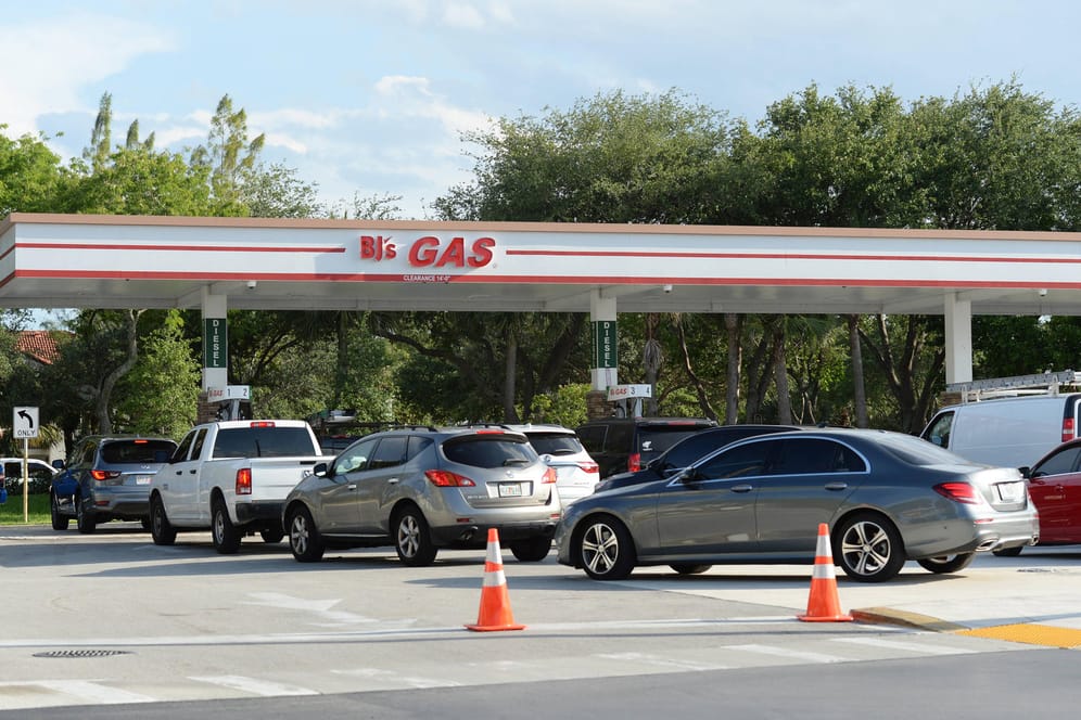 Eine lange Warteschlange vor einer Tankstelle in den USA (Archivbild). Jetzt zeigen sich die Pipeline-Hacker angeblich reumütig.