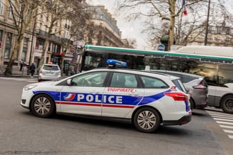 Ein Polizeifahrzeug in Paris (Symbolbild): Nach einem Serienmörder wurde jahrzehntelang gesucht. Dabei fühlte dieser sich wohl sehr sicher.