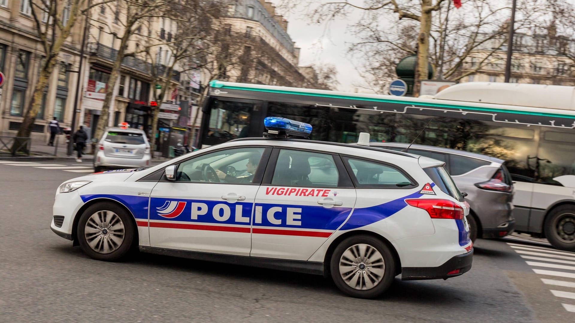 Ein Polizeifahrzeug in Paris (Symbolbild): Nach einem Serienmörder wurde jahrzehntelang gesucht. Dabei fühlte dieser sich wohl sehr sicher.