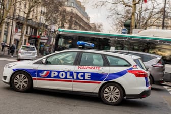 Ein Polizeifahrzeug in Paris (Symbolbild): Nach einem Serienmörder wurde jahrzehntelang gesucht. Dabei fühlte dieser sich wohl sehr sicher.