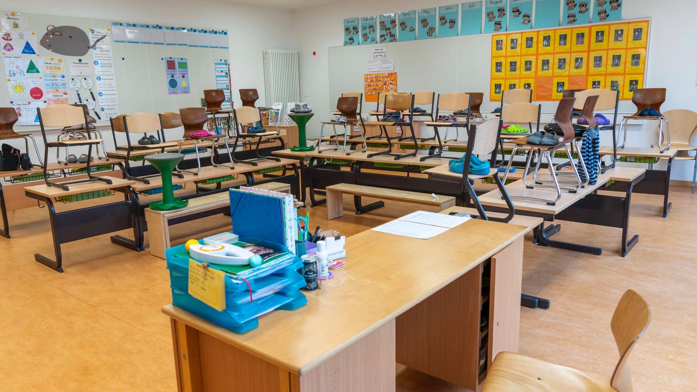 Ein leeres Klassenzimmer (Symbolbild). Der Lehrerverband hat errechnet, dass Schüler ein halbes Jahr Unterricht verloren haben.