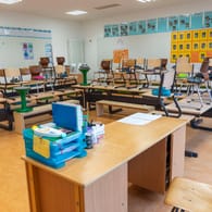 Ein leeres Klassenzimmer (Symbolbild). Der Lehrerverband hat errechnet, dass Schüler ein halbes Jahr Unterricht verloren haben.