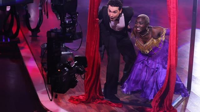 Auma Obama und Profitänzer Andrzej Cibis stehen bei der RTL-Tanzshow "Let's Dance" vor der Kamera.