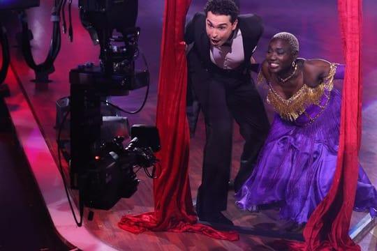 Auma Obama und Profitänzer Andrzej Cibis stehen bei der RTL-Tanzshow "Let's Dance" vor der Kamera.