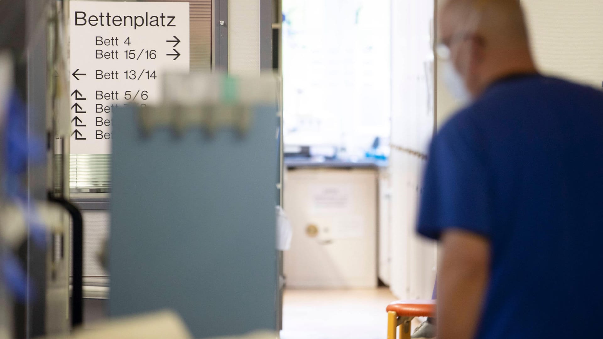 Eine Intensivstation in Duisburg (Archivbild). Noch immer haben Pfleger alle Hände voll mit Corona-Patienten zu tun. Eine Intensivstation in Duisburg (Archivbild). Noch immer haben Pfleger alle Hände voll mit Corona-Patienten zu tun.