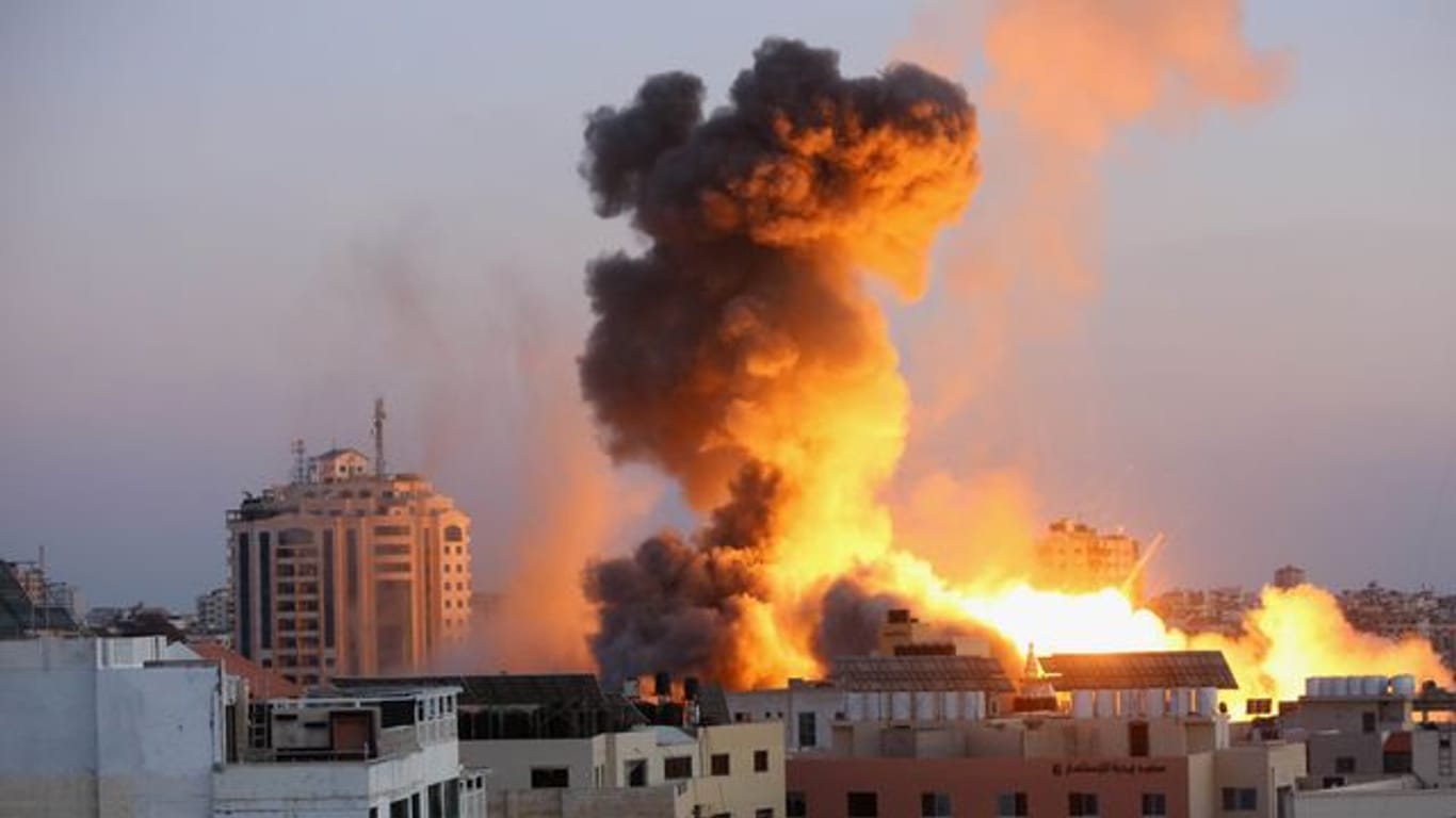 Rauchschwaden steigen nach einem israelischen Luftangriff auf Gaza-Stadt in den Himmel.