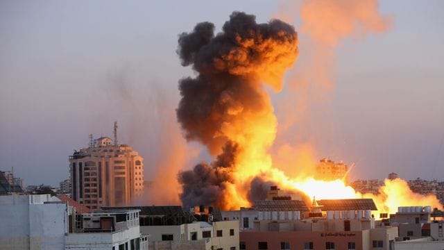 Rauchschwaden steigen nach einem israelischen Luftangriff auf Gaza-Stadt in den Himmel. Rauchschwaden steigen nach einem israelischen Luftangriff auf Gaza-Stadt in den Himmel.